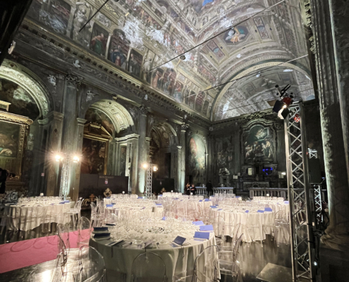 timelapse eventi manifestazioni – grande evento aziendale con palco luci e pubblico a Milano