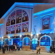 Organizzazione di Eventi Aziendali con Lighting Design – Osmosis Synergy Teatro o edificio storico illuminato con luci scenografiche blu per evento aziendale serale – Osmosis Synergy, organizzazione eventi a Milano