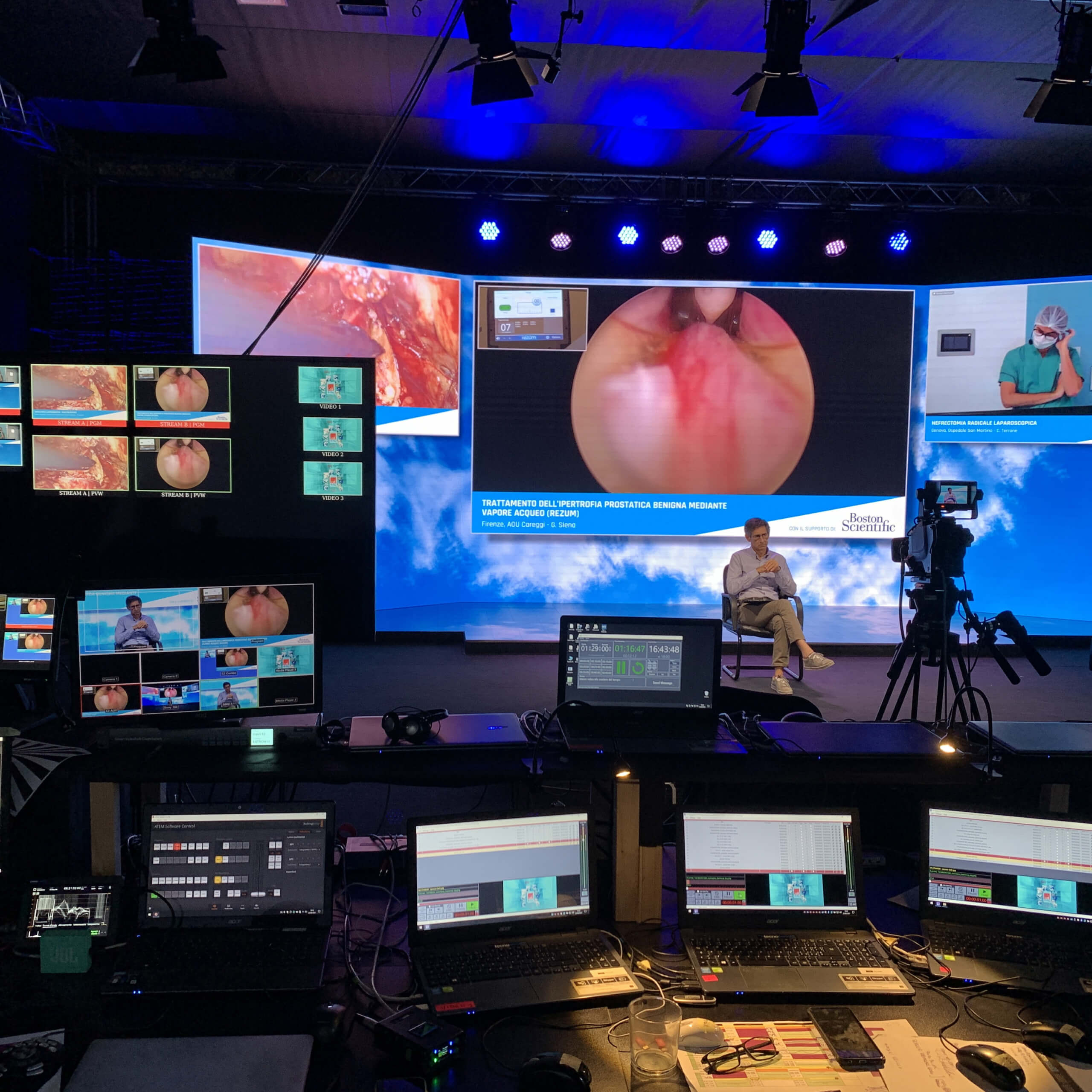 contenuti digitali eventi Osmosis – sala regia multimediale con monitor e schermi LED per convention