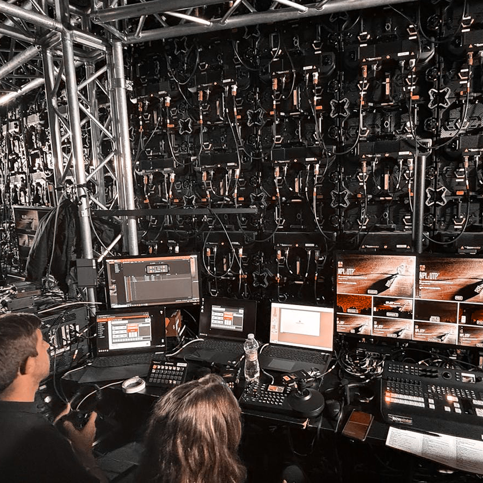 Regia audio video con mixer e monitor per evento professionale – service AV Osmosis Synergy Milano