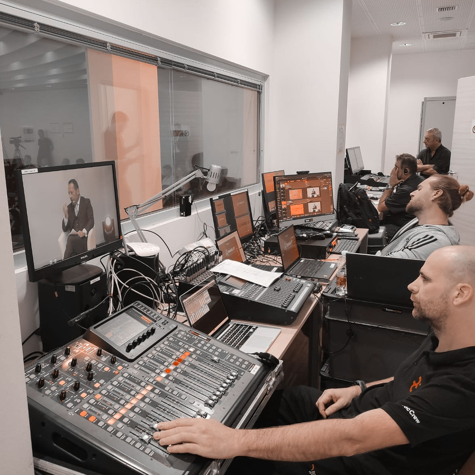 Impianto audio professionale con mixer e sistema PA per evento aziendale o concerto