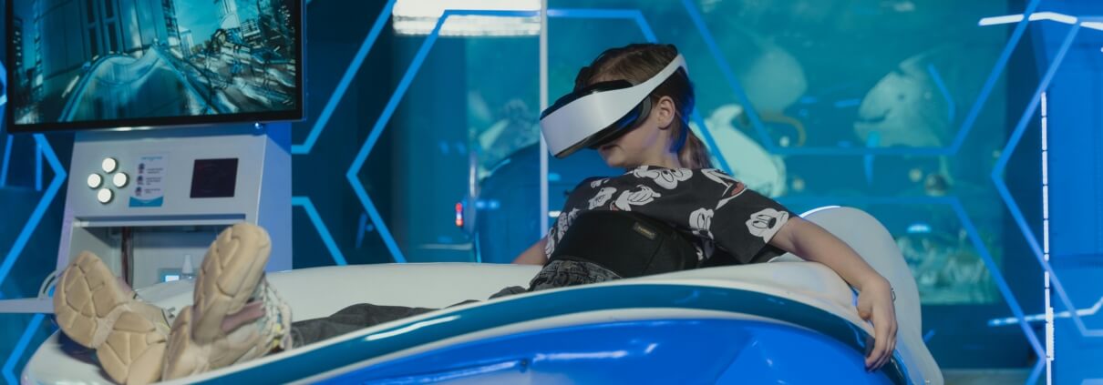 modellazione 3D industriale realtà aumentata fiere – donna con visore AR Osmosis Synergy
