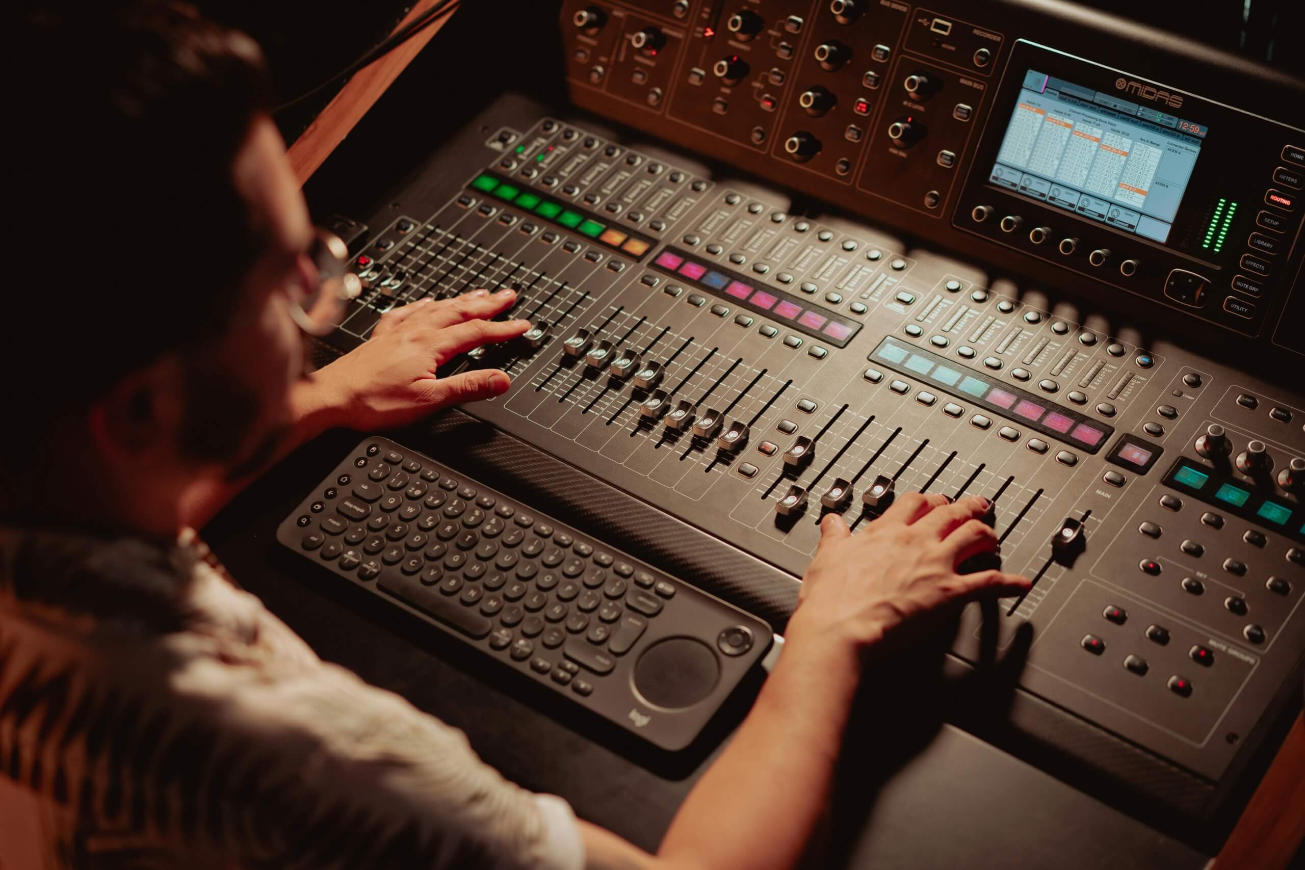 Mixer audio per la produzione video aziendale: service professionale concerti ed eventi