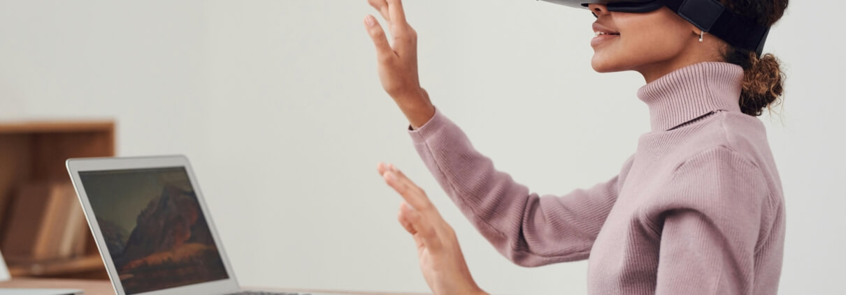 gamification aziendale e formazione – donna con visore VR in ambiente aziendale Osmosis