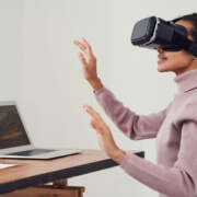 gamification aziendale e formazione – donna con visore VR in ambiente aziendale Osmosis