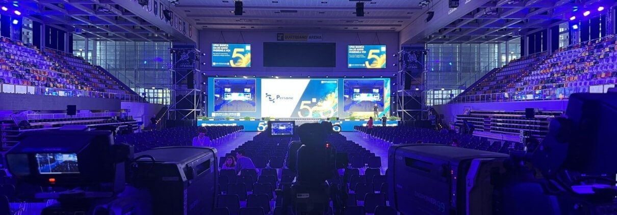Convention aziendale Osmosis Synergy con palco, maxischermi e platea