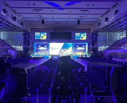 Convention aziendali su misura: dall’idea allo smontaggio, le realizziamo noi 2 Convention aziendale Osmosis Synergy con palco, maxischermi e platea