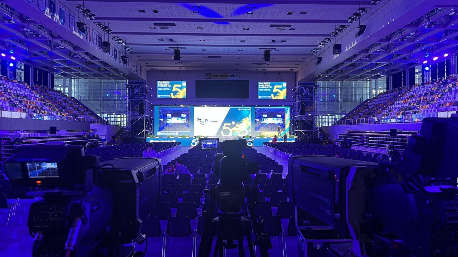 Convention aziendale Osmosis Synergy con palco, maxischermi e platea